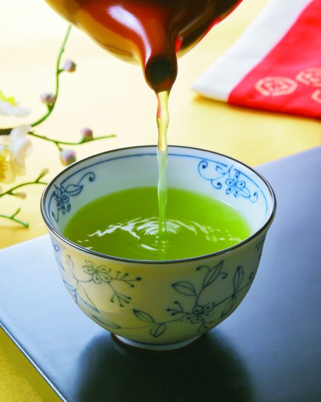 【新年のご祈祷茶】

新年の除災増福の願いを込めた、特別な静岡茶🍵
御祈祷茶『雅の茶』

今年も、新年への願いをのせて、
スタッフが久能山東照宮へ足を運び、ご祈祷いただいた特別なお茶です。

徳川家康公をご祭神としてお祀りする「久能山東照宮」。
久能山の出世運・上昇運のご利益にあやかり、
夢や目標達成を願う方への贈り物としてもおすすめです。

✅雅正庵全店にて販売中
千代田本店　TEL：054-267-3008
焼津西小川店　TEL：054-620-7800
ベイドリーム清水店　TEL：054-368-7380
おやいづ製茶本店　TEL：054-259-6786

#雅正庵
#雅の茶
#御祈祷茶
#静岡茶
#お茶
#お茶屋さん
#お茶好き
#お年賀
#お年賀ギフト
#新年のご挨拶
#年末年始のお手土産
#静岡
#静岡土産
#静岡みやげ
#久能山東照宮
#徳川家康
#家康ゆかりの地