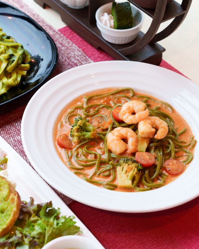 【2人で楽しむ🍃抹茶パスタランチ】

雅正庵 千代田本店では、
抹茶生パスタ・前菜・抹茶デザートがセットになった
お得なペアランチをご用意しております。

前菜プレートには、サラダやトーストに加え、
ここでしか味わえない、ほろ苦い抹茶ポタージュ付き。
食後には、4種のデザートが楽しめる
ミニアフタヌーンティーをご用意しています🍰✨
パスタは常設5種＋季節1種からお選びいただけます。

■ ペアランチセット
・選べる抹茶パスタ（2名様で1種類）
・前菜プレート
・ミニアフタヌーンティー

■ デラックスペアランチセット
・選べる抹茶パスタ（2名様で2種類）
・前菜プレート
・ミニアフタヌーンティー

通常のペアランチセットはパスタが小盛りのため、
量を食べきれるか心配な方にもおすすめです。

ご注文は2名様1セットで承っております。
ご家族やご友人とのランチタイムに、ぜひお越しください♪

-------------------------------------
提供店舗：千代田本店
※ミニアフタヌーンの内容は季節により異なります。
※写真はデラックスペアランチの一例です。
-------------------------------------
#雅正庵
#抹茶パスタ
#ペアランチ
#抹茶ランチ
#静岡ランチ
#静岡カフェ
#抹茶スイーツ
#matchalunch
#japanesecafe