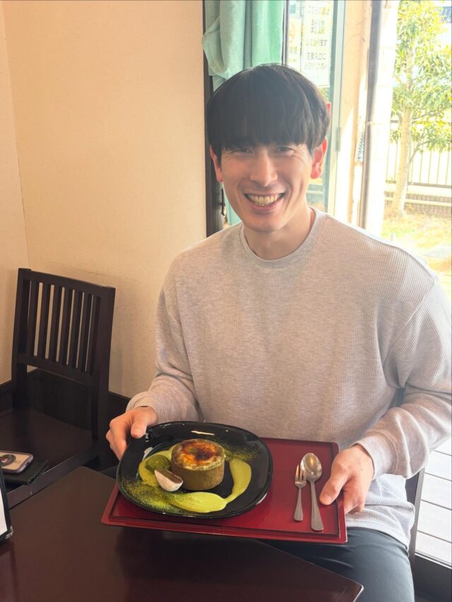 雅正庵千代田本店の常連さん🏀

茨城ロボッツのno.92 🏀村越選手🏀

静岡に帰省中ランチをしにご来店くださいました。

いつもご来店ありがとうございます😊

なんと身長は195センチ^_^
応援してます🎉🎉

#茨城ロボッツ 
#村越圭佑 
#雅正庵 
#バウムクーヘン
#ブリュレバウム