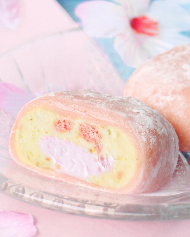 今年も春がやってきた🌸

もっちりとろりでお馴染みの生クリーム大福
「鞠福(まりふく)」に季節のフレーバーが今年も登場✨

『鞠福 桜ティラミス』
ほんのりピンク色のお餅で、桜葉をたっぷりと練りこんだティラミス風のフィリングを包みました。
甘酸っぱいティラミスと華やかな桜の香りが優しく口に広がります。

こちらの鞠福は3/7よりカフェにて提供開始する、
桜パフェのトッピングにも使用している人気商品！🌸

定番の鞠福とセットの箱ギフトもございますので、
新年度のご挨拶や贈り物にもぜひお使いください♪

#雅正庵
#小柳津清一商店
#おやいづ製茶
#生クリーム大福
#鞠福
#季節限定
#静岡土産
#静岡みやげ
#静岡スイーツ
#静岡市スイーツ
#ティラミス
#桜ティラミス
#桜スイーツ
#さくらスイーツ
#春スイーツ